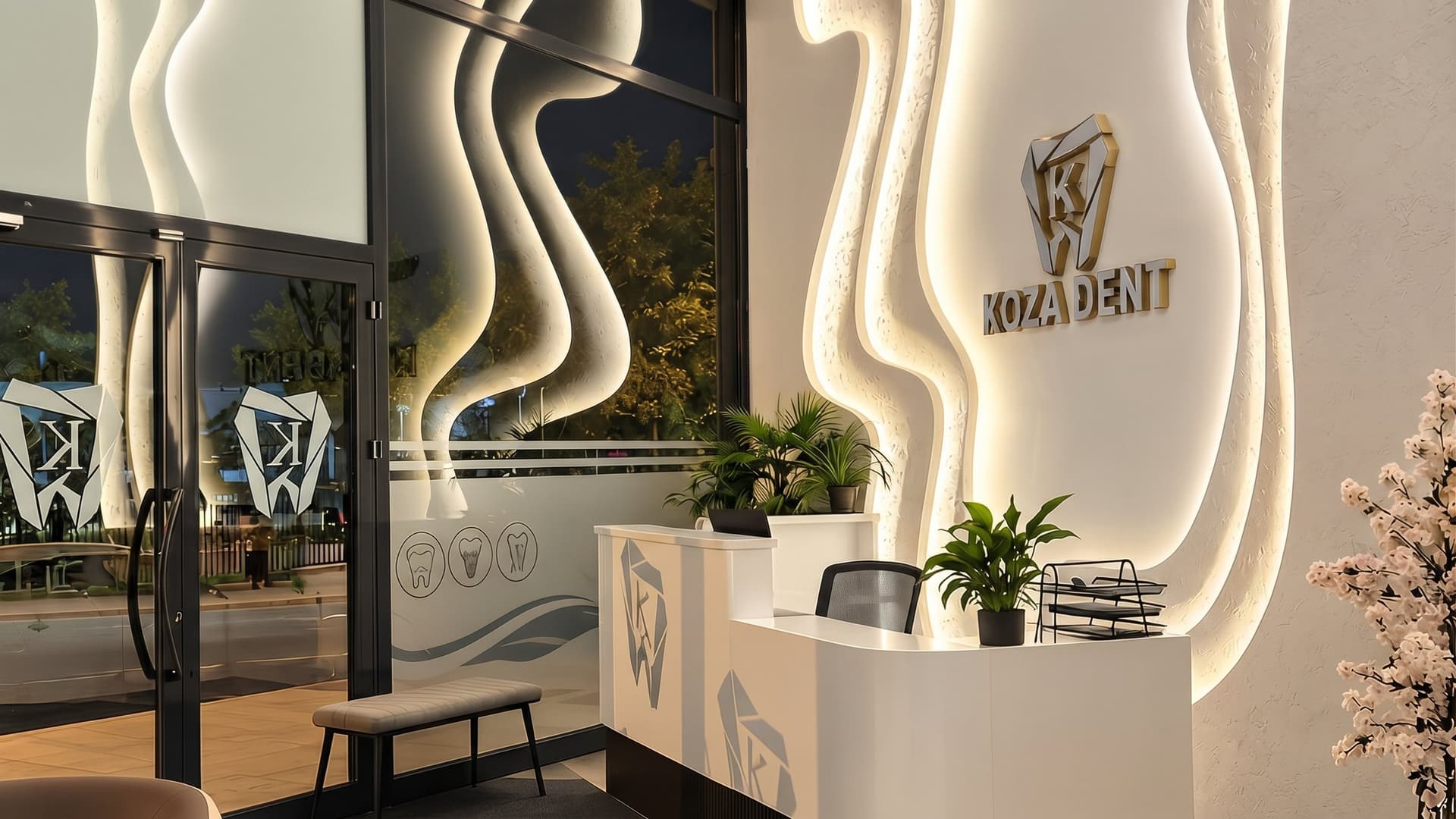 Рецепцията на Koza Dent Clinic с осветена стена с логото